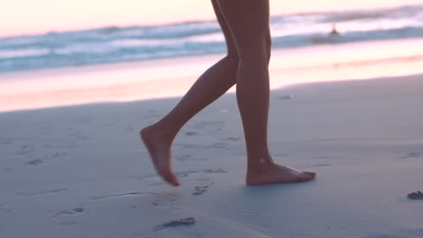 Füße,-Sand-Und-Eine-Frau,-Die-Am-Strand-Entlang-Geht