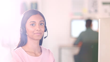 Callcenter,-CRM-Und-Frau-In-Indien-Beim-Kunden