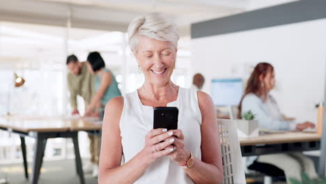 Elderly-business-woman,-phone