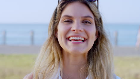 Woman,-face-or-laughing-by-beach