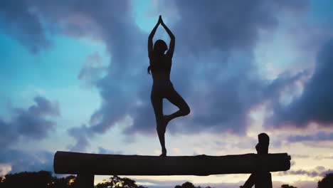Yoga,-Silhouette-Und-Frauenmeditation-Dagegen