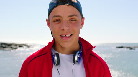 Teenager-Der-Generation-Z,-Strand-Und-Gesicht-Mit-Kopfhörern