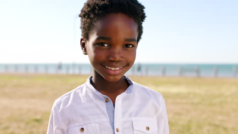 Schwarzes-Kind,-Gesicht-Und-Lächeln-In-Einem-Strandpark
