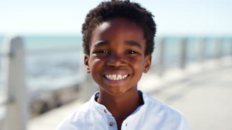 Schwarzes-Kind,-Gesicht-Und-Lächeln-Für-Glück