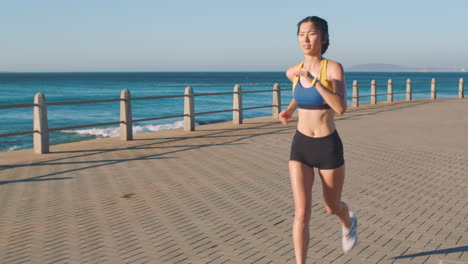 Asiatisch,-Laufen-Und-Strand-Mit-Frau-In-Fitness