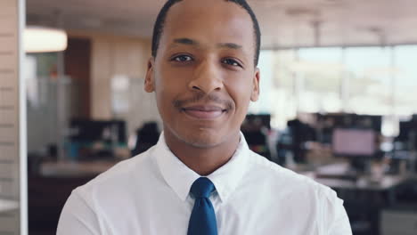 Junger-Afrikanischer-Geschäftsmann,-Büroporträt