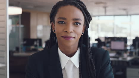 Schwarze-Unternehmensfrau,-Gesicht-Und-Fokus-Im-Büro