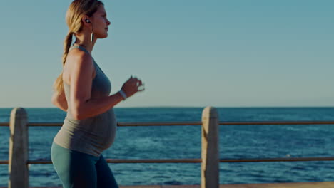 Fitness,-Embarazada-O-Mujer-Corriendo-Con-Música