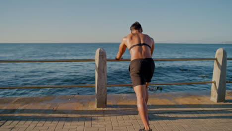 Mann,-Fitness-Und-Stretching-Am-Strand-Bei-Sonnenuntergang