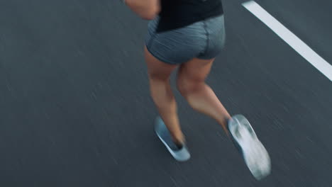 Fitness,-Mujer-Y-Piernas-Corriendo-En-La-Calle