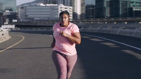 Mujer-Negra-En-La-Ciudad,-Corriendo