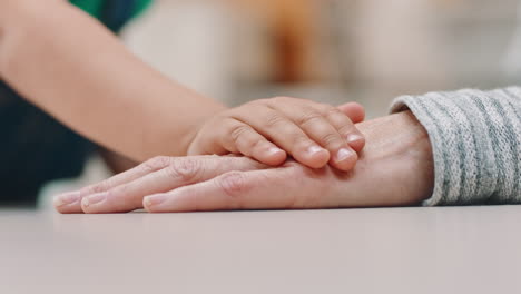 Empathie,-Kind-Und-ältere-Menschen-Hand-Zusammen