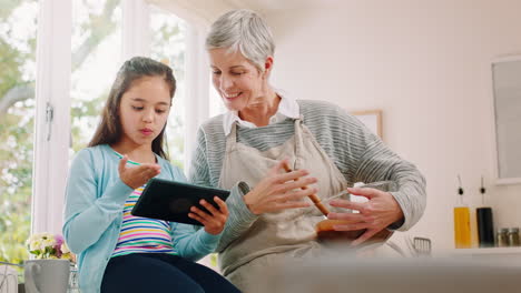Tablet-Videoanruf,-Winken-Und-Mädchen-Mit-Großmutter