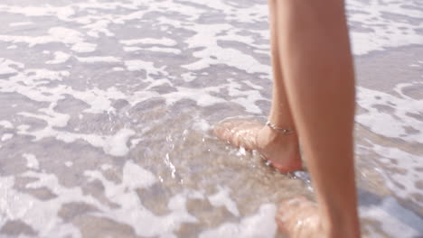 Gehen,-Wasser-Und-Füße-Einer-Frau-Am-Strand