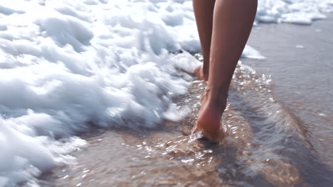 Füße,-Wasser-Und-Beine-Am-Strand-Für-Den-Sommer