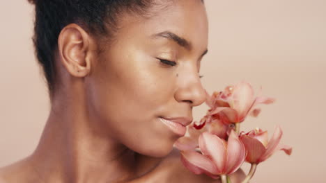 Schwarze-Frau,-Gesicht-Oder-Haut-Leuchten-Mit-Blumen