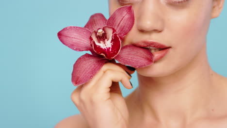 Frau,-Schönheit-Und-Rosa-Orchideenblume-Für-Natur