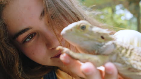 Iguana,-girl-and-wildlife-zoo-for-learning