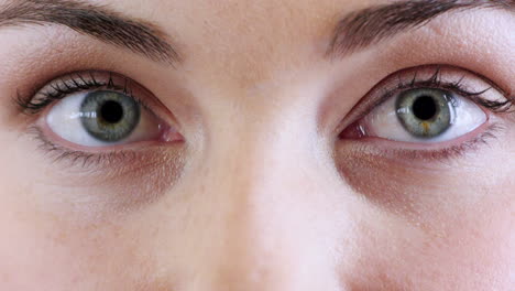 Augen,-Überraschung-Und-Microblading-Mit-Kontaktlinse