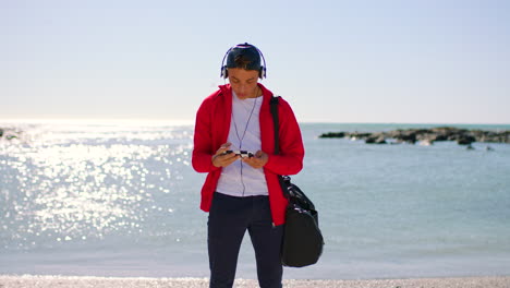 Strand,-Smartphone-Und-Mann-Mit-Kopfhörern