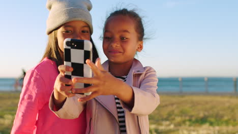 Niñas,-Parque-Y-Selfie-Con-Smartphone