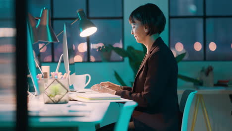 Business,-woman-and-computer-at-night