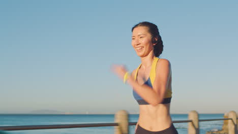Fitness,-Mujer-Asiática-Y-Corriendo-Por-La-Playa