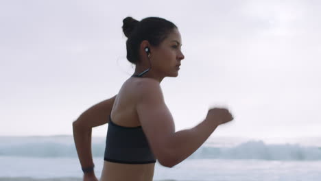 Correr,-Energía-Y-Fitness-Con-Mujer-En-La-Playa
