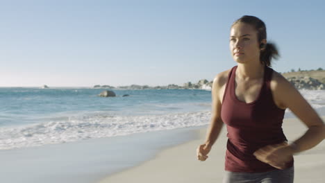 Fitness,-Mujer-Y-Correr-En-La-Playa