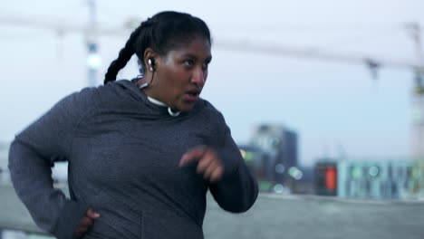Talla-Grande,-Mujer-Negra-Y-Corriendo-En-Ciudad-Urbana