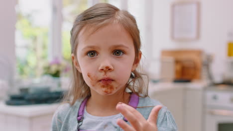 Kind,-Gesicht-Und-Unordentliches-Essen-Von-Schokolade