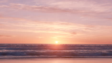 Strandwellen,-Sonnenuntergang-Und-Tropischer-Horizont