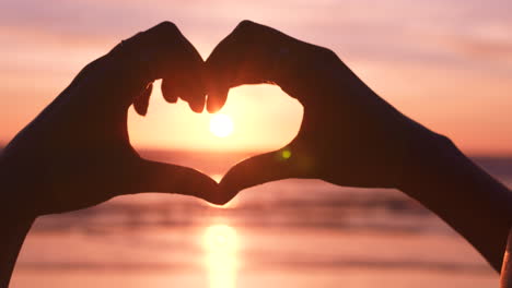 Strand,-Sonnenuntergang-Und-Herzförmige-Hände-Für-Die-Liebe