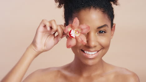 Gesicht,-Blume-Und-Schwarze-Frau-Mit-Hautpflege