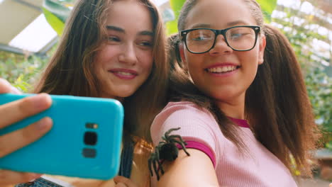 Vogelspinne,-Mädchen-Und-Freunde-Mit-Telefon-Selfie