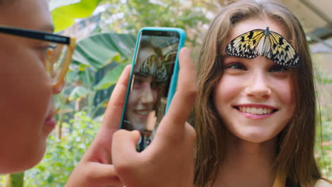 Schmetterling,-Telefonfoto-Und-Mädchenlächeln-Mit-Insekt