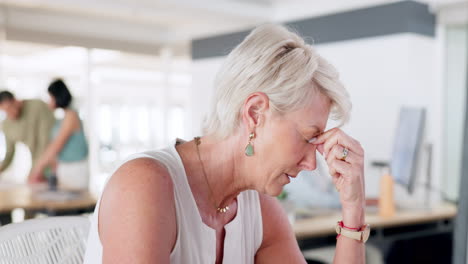 Stress,-Kopfschmerzen-Und-ältere-Geschäftsfrau