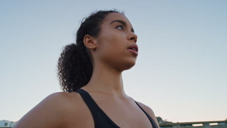 Schwarze-Frau,-Läuferin-Und-Atmung-Für-Fitness