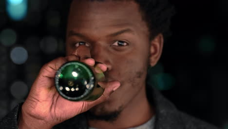 Hombre-Negro,-Cara-Y-Botella-De-Cerveza-En-La-Noche