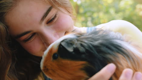 Natur,-Glückliches-Und-Jugendliches-Mädchen-Mit-Haustiermeerschweinchen
