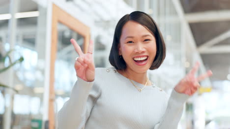 Friedenszeichen,-Glückliche-Asiatische-Frau-Und-Gesicht-Des-Erfolgs