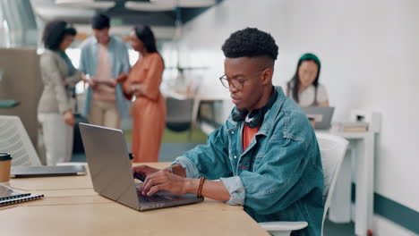 Startup-,-Laptop--Und-Black-Man-Planung