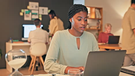 Büro-Laptop,-Tippen-Oder-Schwarze-Frau,-Die-Soziale-Netzwerke-Bewertet