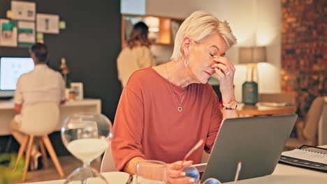 Büro-Laptop,-Burnout-Oder-Müde-ältere-Frau