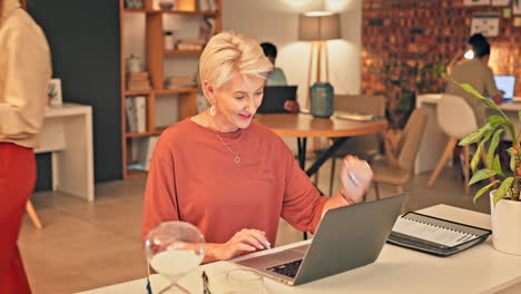 Mujer-De-Negocios-Senior,-Computadora-Portátil