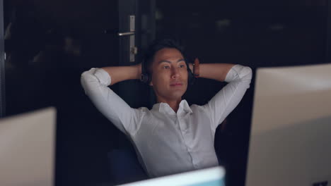 Entspannen-Sie-Sich,-Büro-Und-Asiatischer-Geschäftsmann-Am-Computer