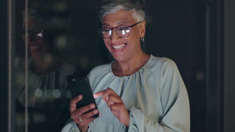 Smartphone,-Noche-Y-Mujer-De-Negocios-Senior
