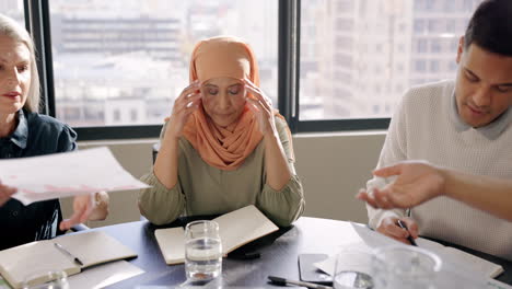 Muslimische-Frau,-Kopfschmerzen-Oder-Stress-Bei-Geschäftstreffen