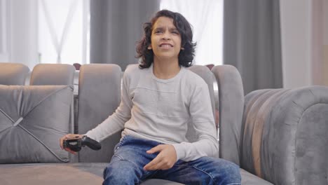 Wettbewerbsfähiger-Indischer-Teenager-Junge,-Der-Videospiele-Spielt
