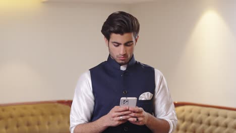 Junger-Indischer-Mann-Benutzt-Mobiltelefon